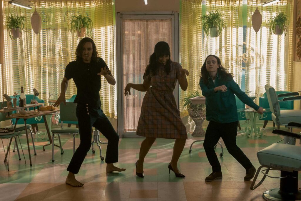 Klaus, Allison e Vanya entre um apocalipse e outro em The Umbrella Academy.